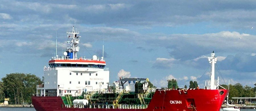 Tankowiec "Oktan", który zmierzał ze szwedzkiego Goeteborga do portu w Świnoujściu (woj. zachodniopomorskie), miał poważną awarię. Statek stracił zasilanie, a co za tym idzie sterowność. Załoga zdecydowała o natychmiastowym rzuceniu kotwic.