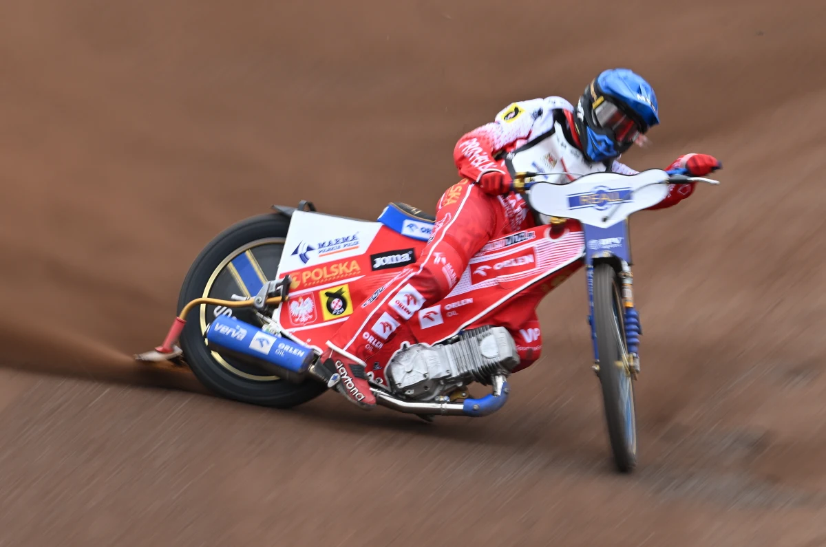 Broniący tytułu Bartosz Zmarzlik zajął czwarte miejsce w żużlowej Grand Prix w Rydze, ósmej eliminacji mistrzostw świata. Wygrał Australijczyk Brady Kurtz, który w klasyfikacji generalnej ma już tylko trzy punkty straty do prowadzącego Polaka.