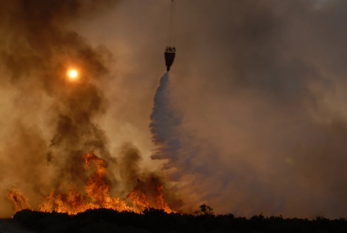 Rząd Portugalii wprowadził stan alarmowy w kontynentalnej części kraju w związku z gwałtownie rozprzestrzeniającymi się pożarami lasów i łąk. Akcję gaśniczą utrudnia ekstremalna temperatura, która w najbliższych dniach może sięgnąć nawet 40 stopni Celsjusza.

