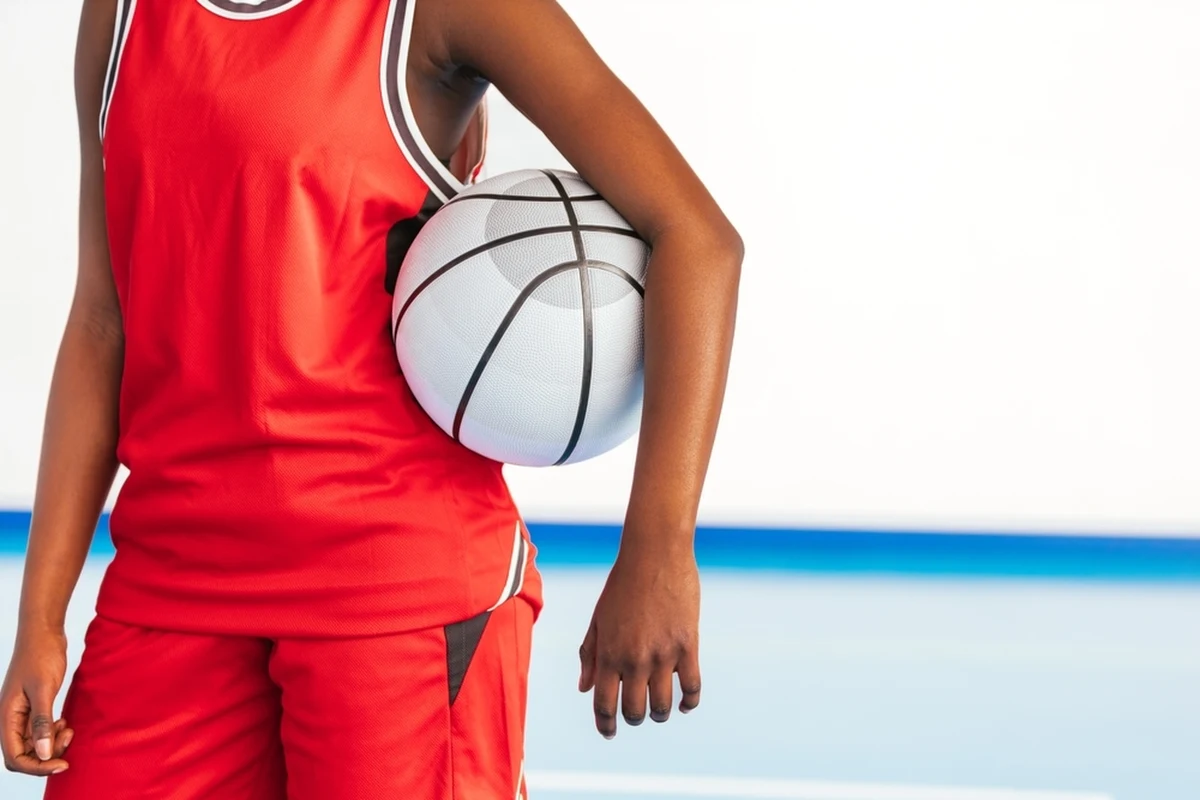 Koszykarki północnoamerykańskiej ligi WNBA mierzą się z nietypowym problemem. Już drugi mecz został przerwany po tym, jak ktoś rzucił na parkiet zabawkę erotyczną. Zawodniczki nie kryją zażenowania. 