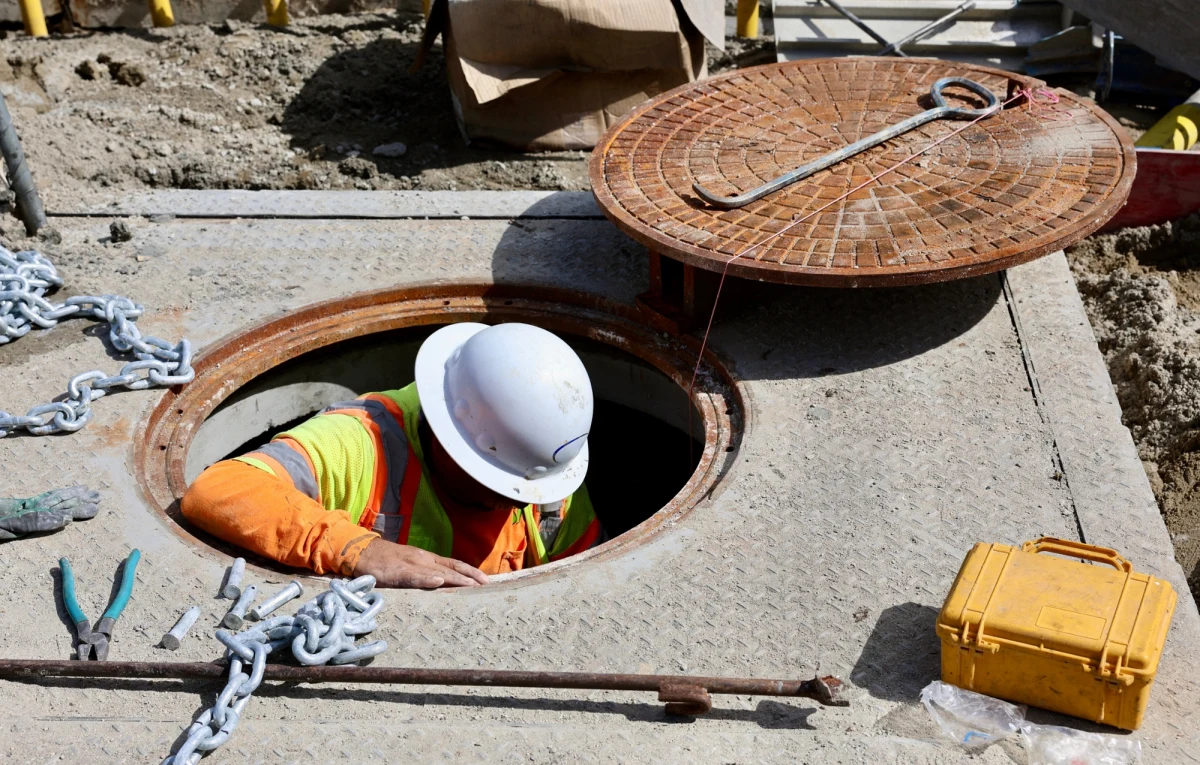 Czterech mężczyzn w wieku około 50 lat straciło życie podczas inspekcji kanalizacji w mieście Gyoda na północ od Tokio. To kolejny w tym roku poważny incydent związany z infrastrukturą kanalizacyjną w Japonii. Władze prowadzą śledztwo, a lokalna społeczność oddała hołd ofiarom minutą ciszy.