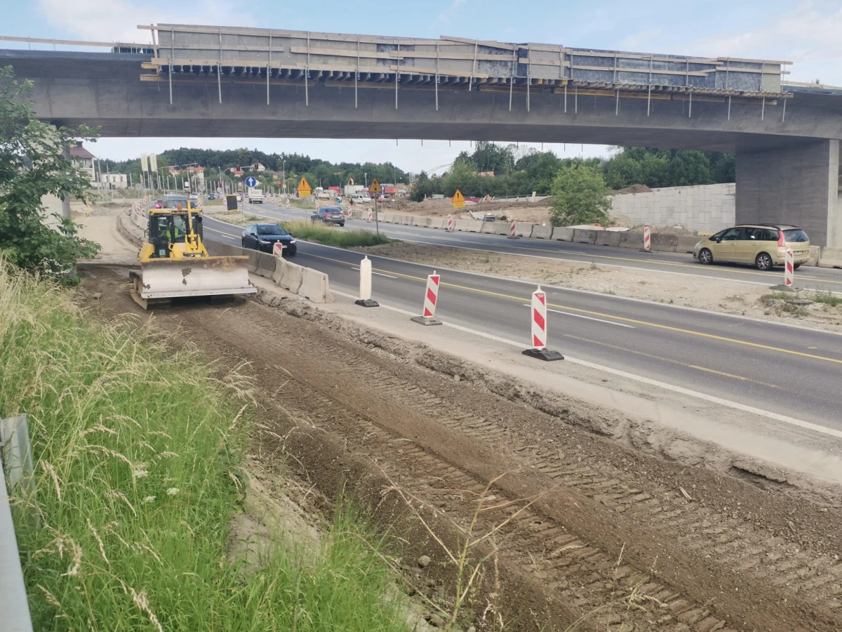 Od poniedziałku 4 sierpnia kierowcy podróżujący zakopianką w rejonie Myślenic muszą przygotować się na utrudnienia. Jak informuje Generalna Dyrekcja Dróg Krajowych i Autostrad, około godz. 10 jezdnia zostanie zwężona do jednego pasa ruchu w każdym kierunku.
