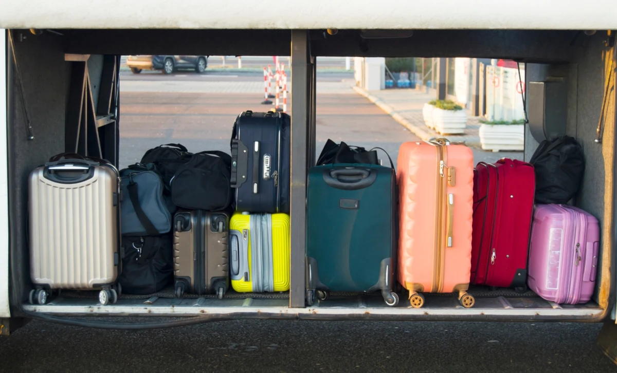 Dramatyczne chwile w jednej z miejscowości w Nowej Zelandii. Kierowca autobusu podczas rutynowego postoju odkrył w luku bagażowym dwulatkę zamkniętą w walizce. Dziecko było bardzo rozgrzane. Policja zatrzymała 27-letnią kobietę.