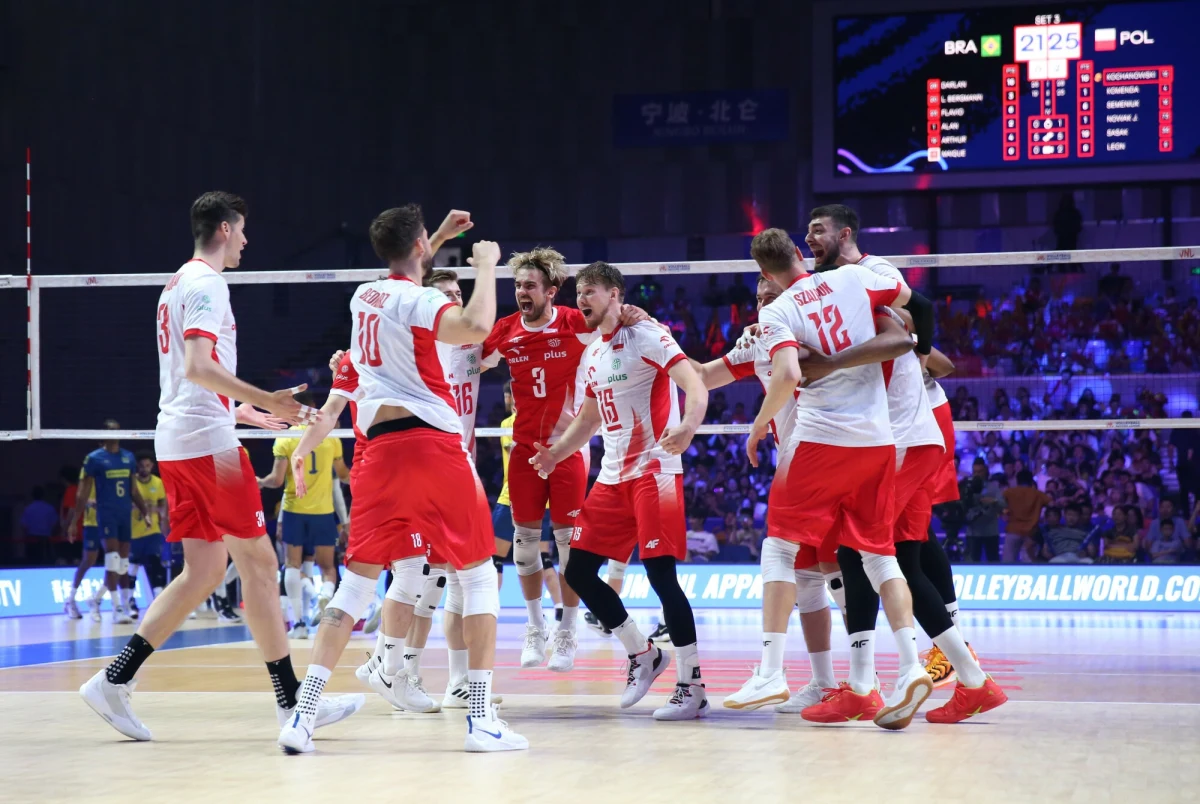 Polscy siatkarze triumfowali w Lidze Narodów po zwycięstwie w finale nad Włochami 3:0. Biało-Czerwoni w turnieju finałowym w chińskim Ningbo nie stracili nawet seta. Środkowy i kapitan Jakub Kochanowski podkreślił, że każdy kolejny mecz był w wykonaniu jego drużyny coraz lepszy.