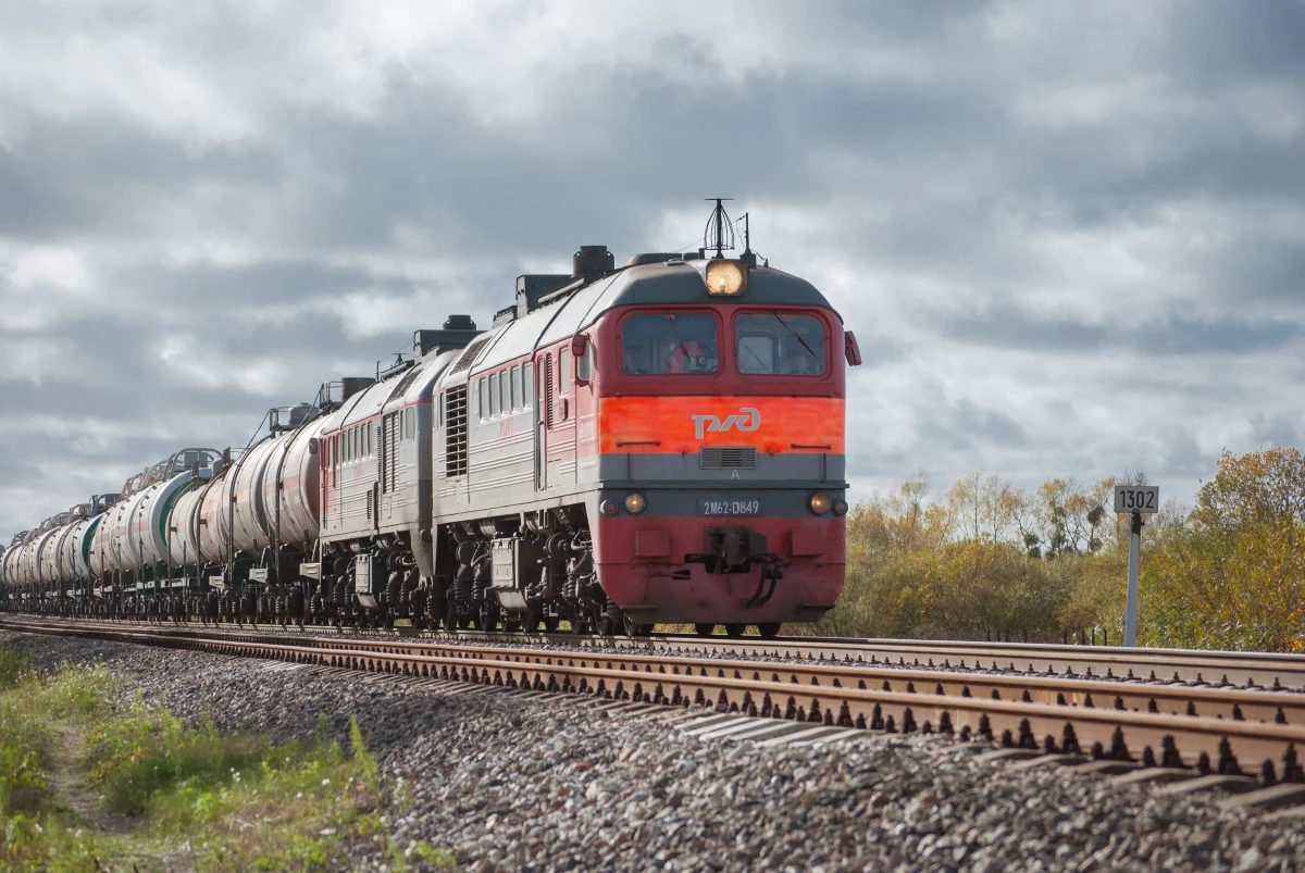 W rosyjskim obwodzie leningradzkim doszło do zderzenia pociągu towarowego z autobusem, którym podróżowali turyści. Media podały, że zginęły co najmniej dwie osoby, a 10 zostało rannych.