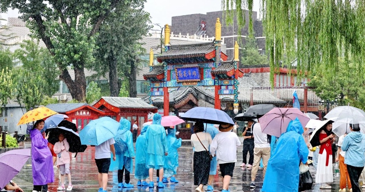 Milionom Chińczyków nakazano pozostanie w domach. Pekin ostrzega mieszkańców