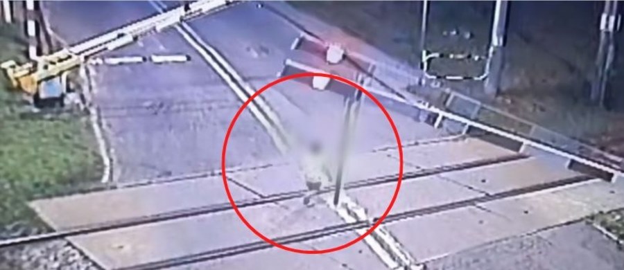 6-letni chłopiec bawił się na torach kolejowych w Mikołowie na Śląsku. Policjanci zapobiegli tragedii – złapali dziecko chwilę przed przejazdem pociągu. Jak powiedziała RMF FM rzeczniczka KPP w Mikołowie mł. asp. Izabela Kempka, opiekunowie spali, kiedy chłopczyk wyszedł z domu.