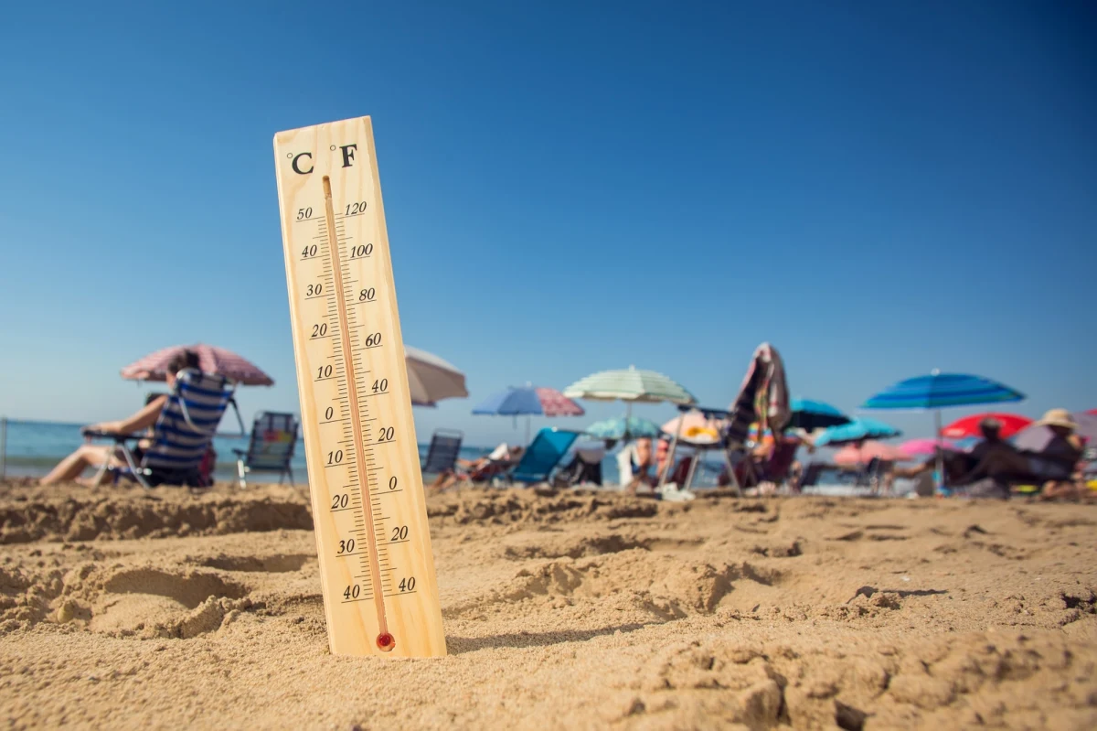 Hiszpania nie może liczyć na wytchnienie od żaru lejącego się z nieba. Druga w tym sezonie fala upałów potrwa dłużej, niż przewidywano – alarmuje państwowa agencja meteorologiczna AEMET. Synoptycy ostrzegają, że temperatura może sięgnąć nawet 43 stopni Celsjusza, a skutki ekstremalnych warunków pogodowych odczuwa niemal cały kraj.