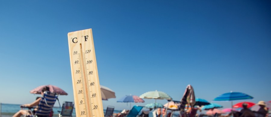 Hiszpania nie może liczyć na wytchnienie od żaru lejącego się z nieba. Druga w tym sezonie fala upałów potrwa dłużej, niż przewidywano – alarmuje państwowa agencja meteorologiczna AEMET. Synoptycy ostrzegają, że temperatura może sięgnąć nawet 43 stopni Celsjusza, a skutki ekstremalnych warunków pogodowych odczuwa niemal cały kraj.