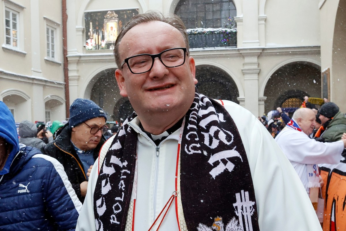Patriotyzm, kontrowersje i zdjęcia z kibolami. Kim jest kapelan Nawrockiego?