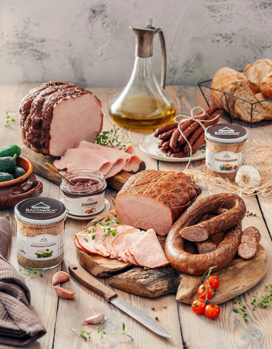 Już tego lata mieszkańcy Warszawy będą mieli okazję lepiej poznać produkty jednej ze znanych marek na rynku tradycyjnych wyrobów premium. Bacówka Towary Tradycyjne – producent znakomitych wędlin, dań gotowych i pierogów – otwiera dwa firmowe punkty w stolicy. Pierwszy z nich dostępny jest od 16 lipca w Złotych Tarasach, a drugi ruszył 1 sierpnia w Centrum Handlowym Promenada.
Otwarciu towarzyszyły specjalne atrakcje, w tym degustacje przekąsek przygotowanych przez szefa kuchni Tomasza Zająca. W pierwszych dniach funkcjonowania stoiska klienci mogą liczyć również na promocje cenowe na zakupy oraz słodkie niespodzianki.