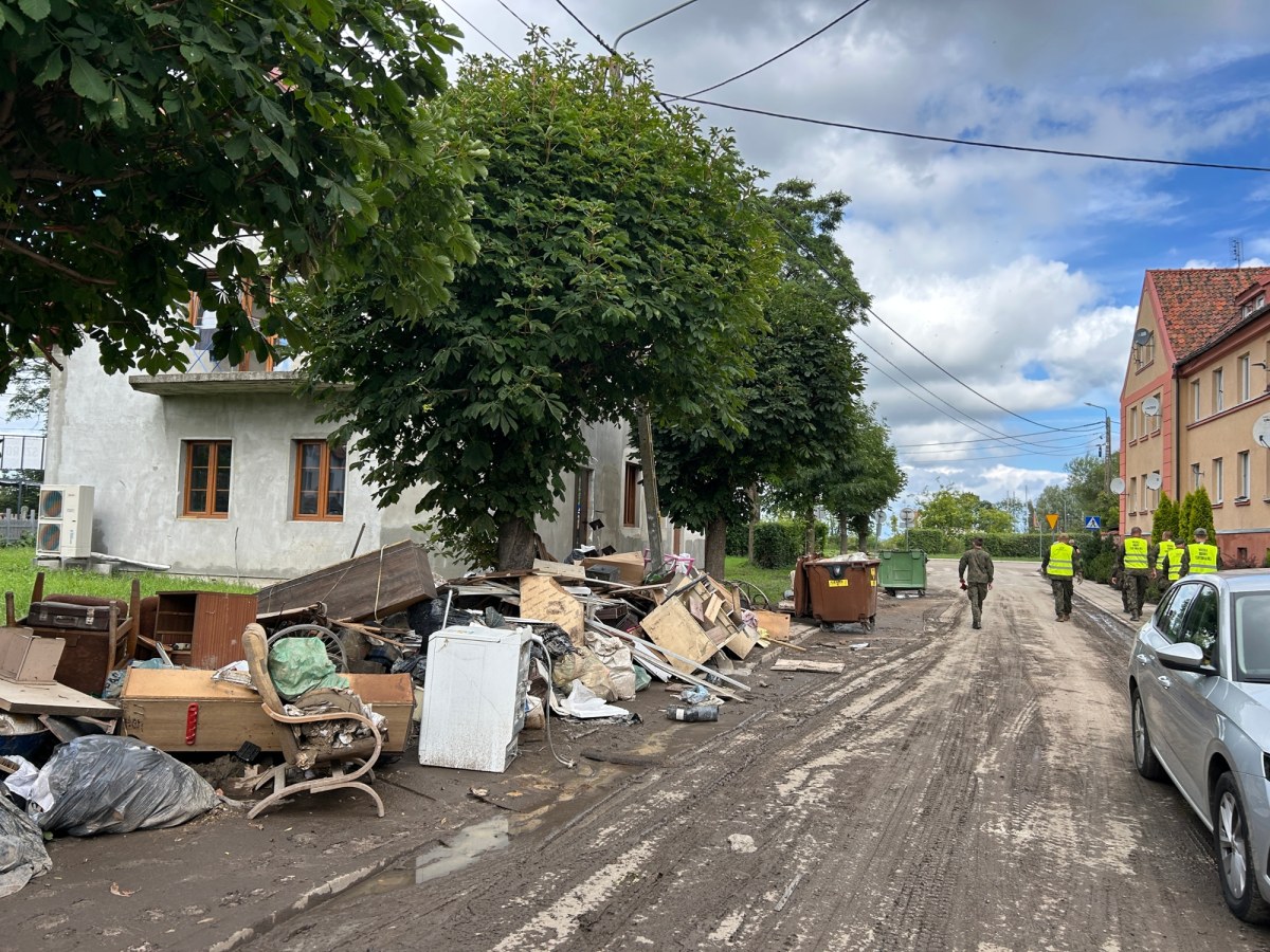 Po nawałnicy na Żuławach: Mieszkańcy bez przerwy w akcji ratunkowej
