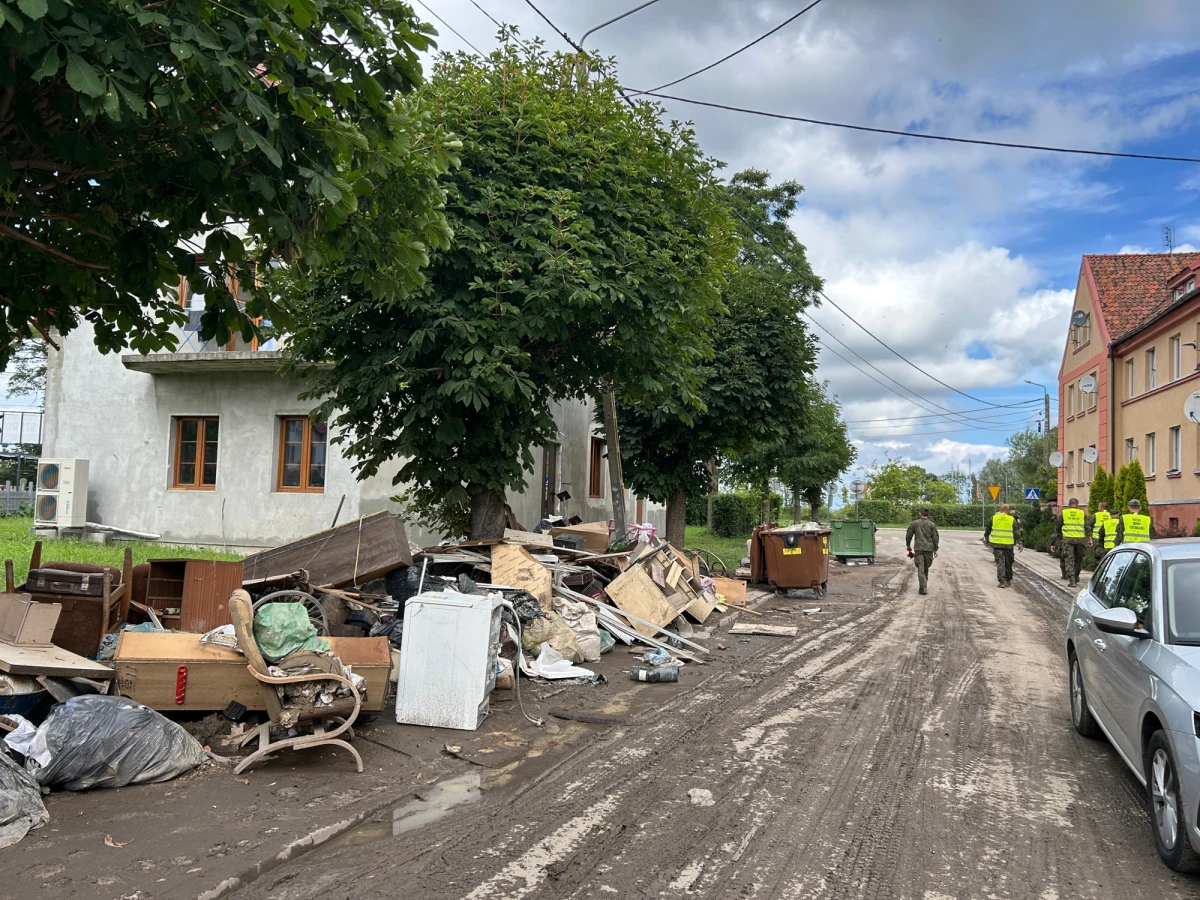 Mija tydzień od kiedy w Żuławy uderzyła ulewa, która doprowadziła do wylania rzeki Stradanka. Skutki intensywnych opadów deszczu wciąż są widoczne. Mieszkańcy mówią reporterowi RMF FM wprost - "sprzątamy od rana do wieczora".