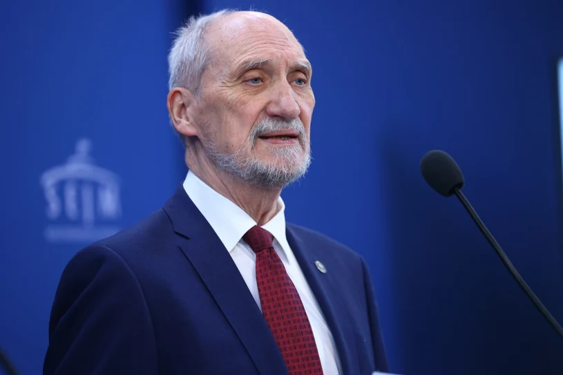 Sejmska komisija bo priporočila ukinitev imunitete Antoniu Macierewiczu zaradi razkritja tajnih informacij