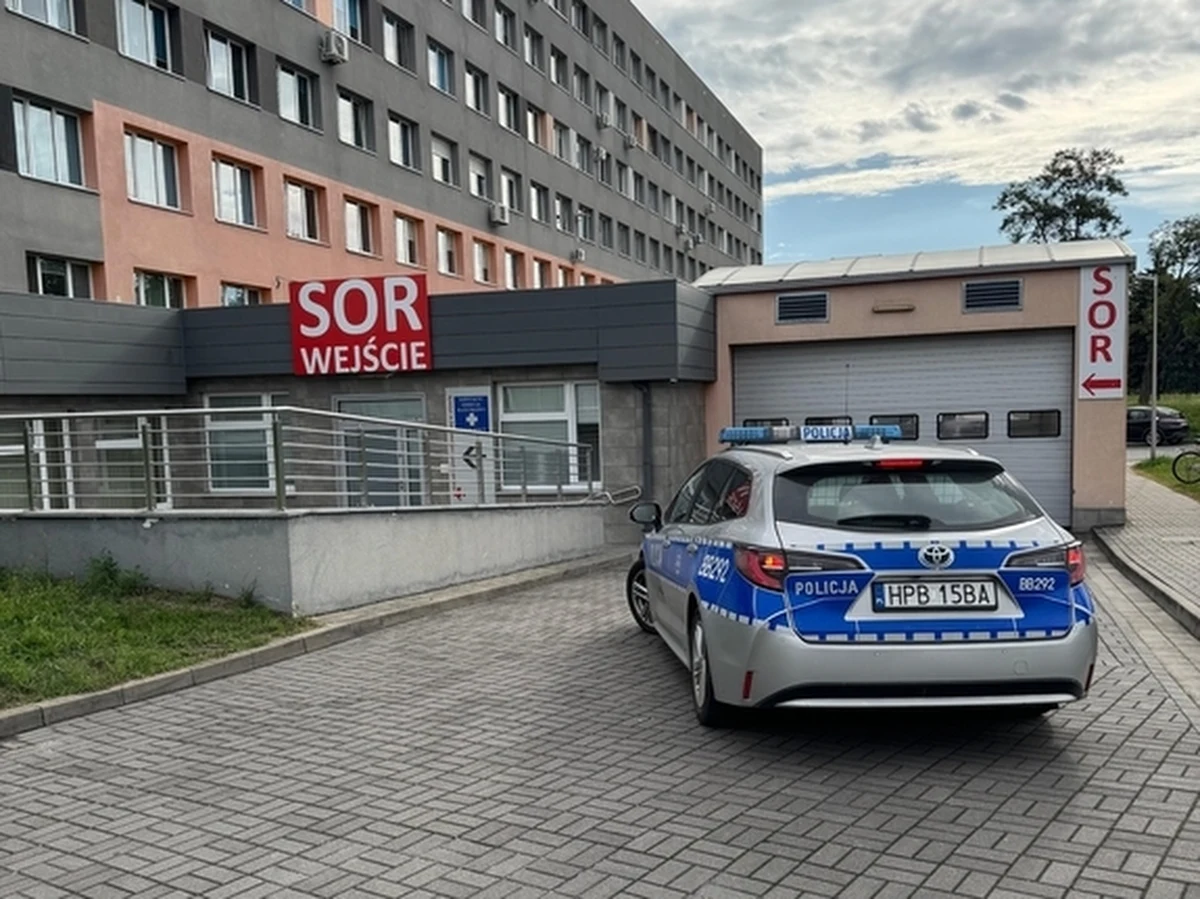Drastyczny atak na lekarza w szpitalu w Oławie w woj. dolnośląskim. 37-letni pacjent po udzieleniu mu pomocy zażądał długoterminowego zwolnienia lekarskiego. Gdy spotkał się z odmową, doszło do przemocy. Sprawca został zatrzymany na lotnisku w Katowicach, gdy próbował opuścić Polskę. Grozi mu do trzech lat więzienia.