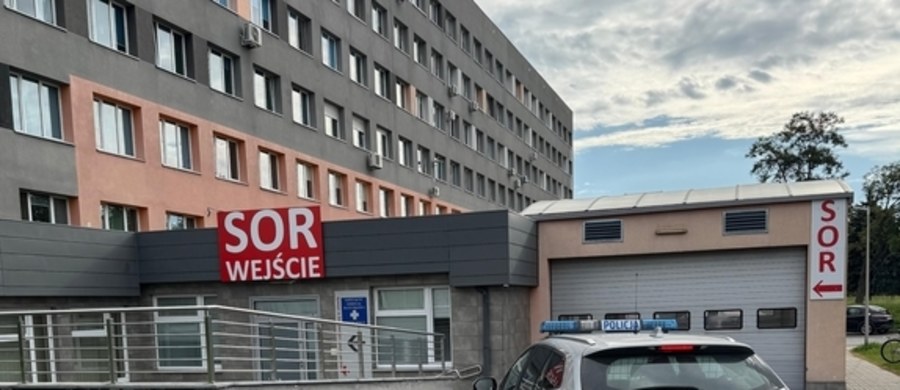 Drastyczny atak na lekarza w szpitalu w Oławie w woj. dolnośląskim. 37-letni pacjent po udzieleniu mu pomocy zażądał długoterminowego zwolnienia lekarskiego. Gdy spotkał się z odmową, doszło do przemocy. Sprawca został zatrzymany na lotnisku w Katowicach, gdy próbował opuścić Polskę. Grozi mu do trzech lat więzienia.
