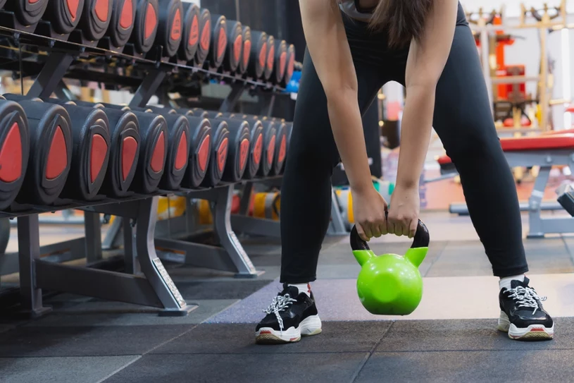 Nowe trendy fitness z internetów. Eksperci: kontuzje i problemy trawienne