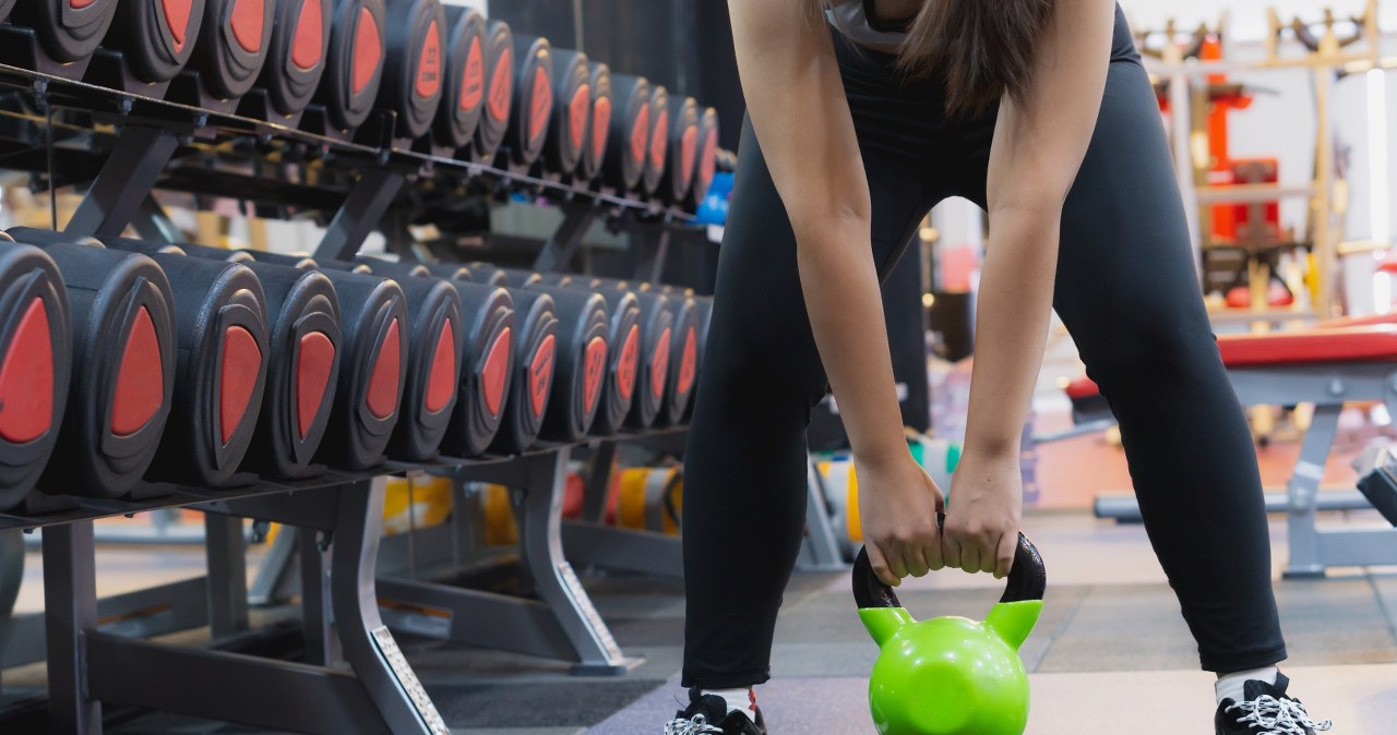 Nowe trendy fitness z internetów. Eksperci: kontuzje i problemy trawienne