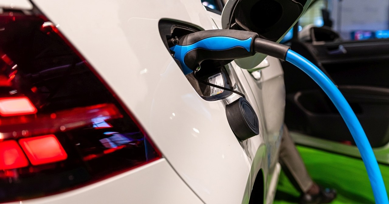 Hybrydy plug-in gorsze niż elektryki? Badanie nie pozostawia wątpliwości