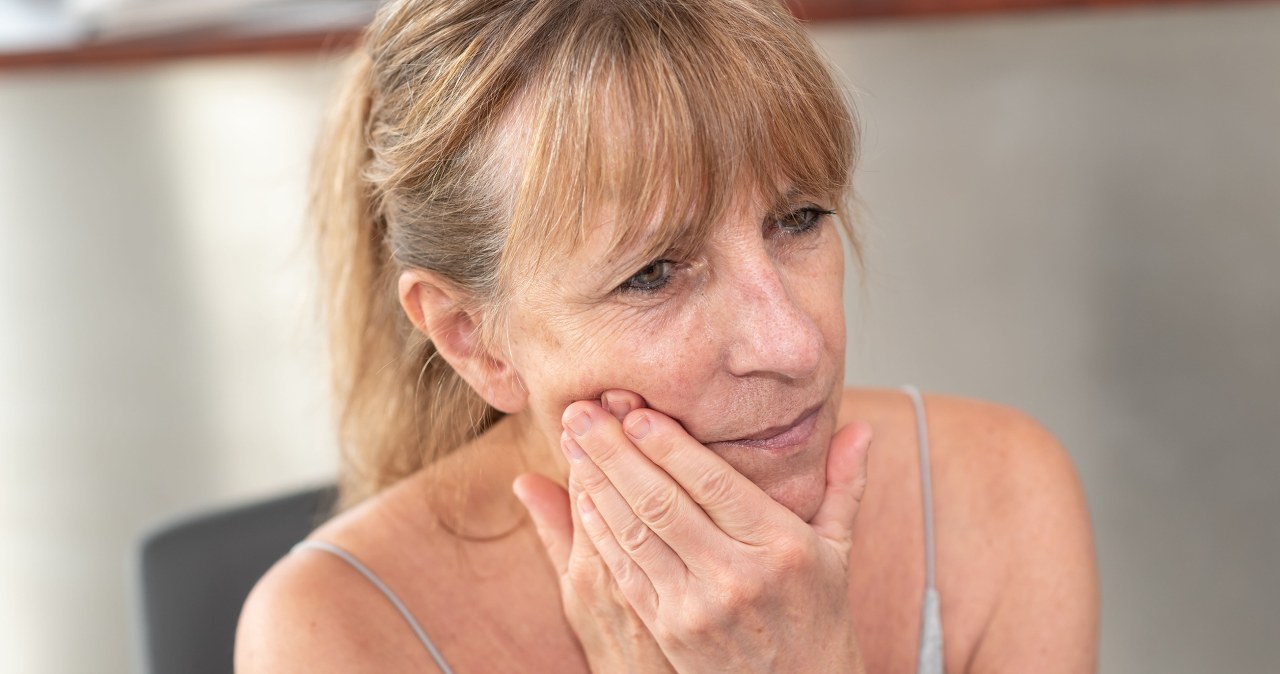Uczucie ściskania szyi, gardła lub żuchwy. Nietypowy sygnał kardiologiczny, którego nie można lekceważyć