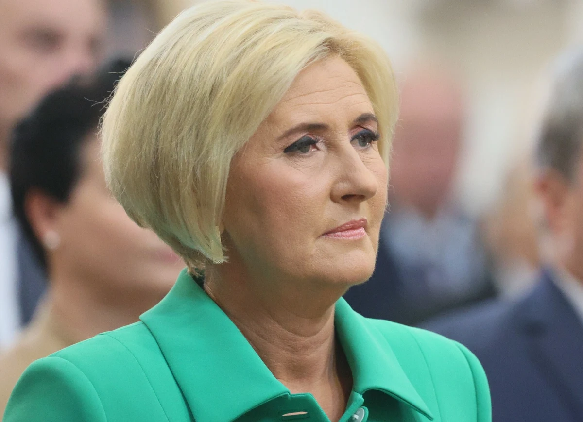 Agata Kornhauser-Duda kończy swoją dziesięcioletnią misję jako pierwsza dama i opuszcza Pałac Prezydencki. Wraz z zakończeniem kadencji jej męża, Andrzeja Dudy, pojawia się pytanie, które nurtuje opinię publiczną: czy była nauczycielka języka niemieckiego wróci do pracy w krakowskim liceum, czy może skorzysta z możliwości wcześniejszej emerytury? Tutaj pojawia się jednak pewien problem.