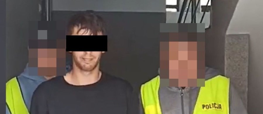 26-letni Kamil S. został tymczasowo aresztowany po brutalnej napaści na swojego 73-letniego dziadka. Mężczyzna miał w sobotnią noc zaatakować śpiącego krewnego nożem kuchennym, zadając mu aż dziewięć ciosów w głowę i szyję. Usłyszał zarzuty "usiłowania zabójstwa" i "naruszenia czynności ciała na okres poniżej siedmiu dni".