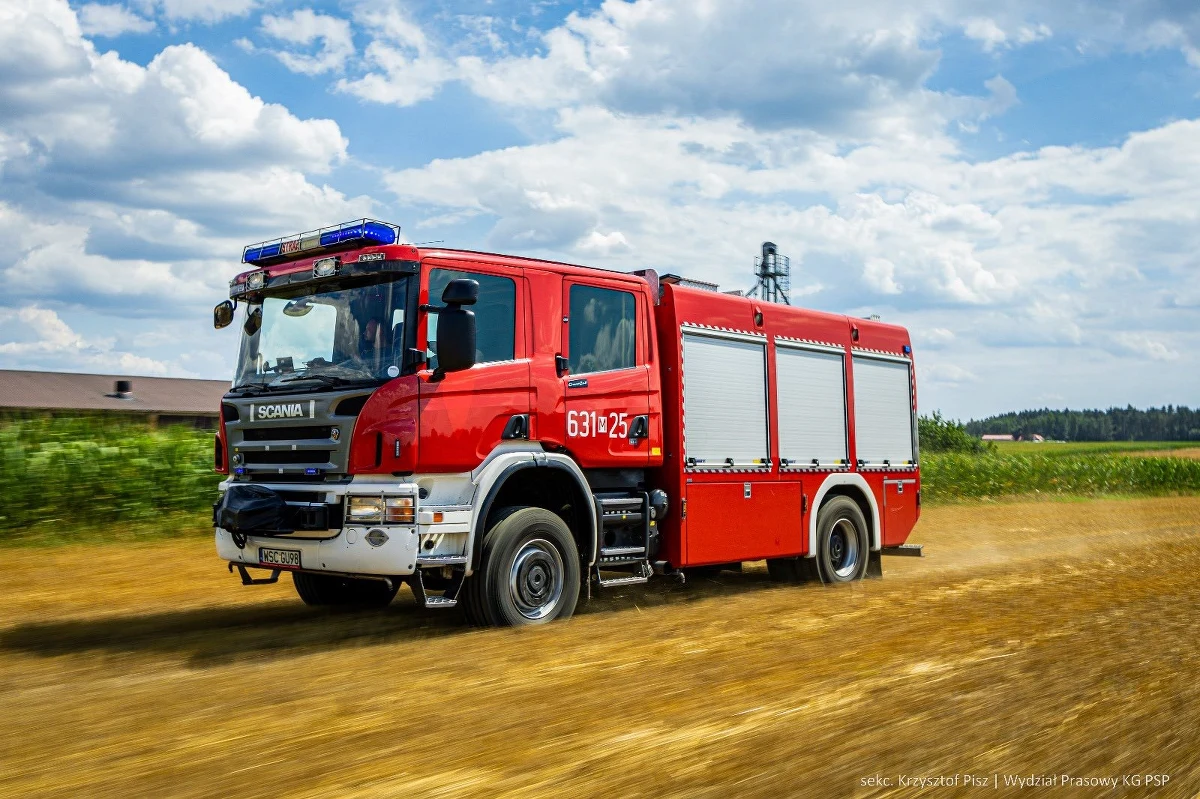 Dramatyczna akcja ratunkowa w Limanowej w Małopolsce. Przy ul. Polnej - podczas prac ziemnych - całkowicie zasypany został 33-letni mężczyzna. Wykop miał głębokość 4 metrów. Ponieważ istniało ryzyko tąpnięcia ziemi, strażacy musieli użyć łopat i siły fizycznej. Poszkodowanego udało się wydobyć. 