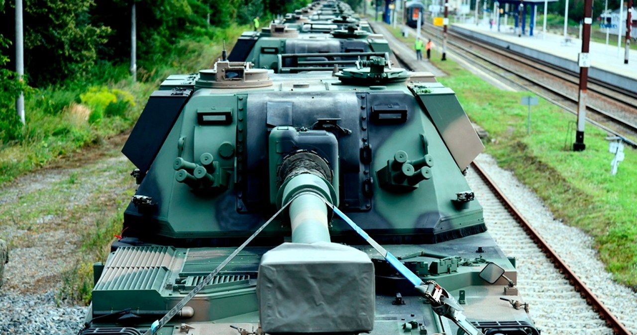 Pociąg załadowany armatohaubicami Krab jedzie przez Polskę