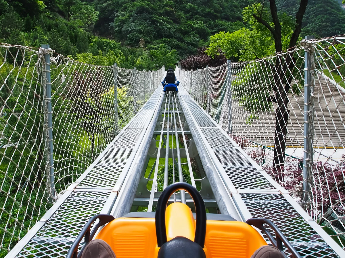 Do poważnego wypadku doszło w poniedziałek wieczorem na tak zwanych "ślizgach" - kolejce górskiej Kolorowa w Karpaczu na Dolnym Śląsku. Jedna gondola wjechała tam w drugą. "Dwie poszkodowane kobiety zostały zabrane do szpitala" - powiedział RMF FM mł. asp. Jarosław Światłowski.