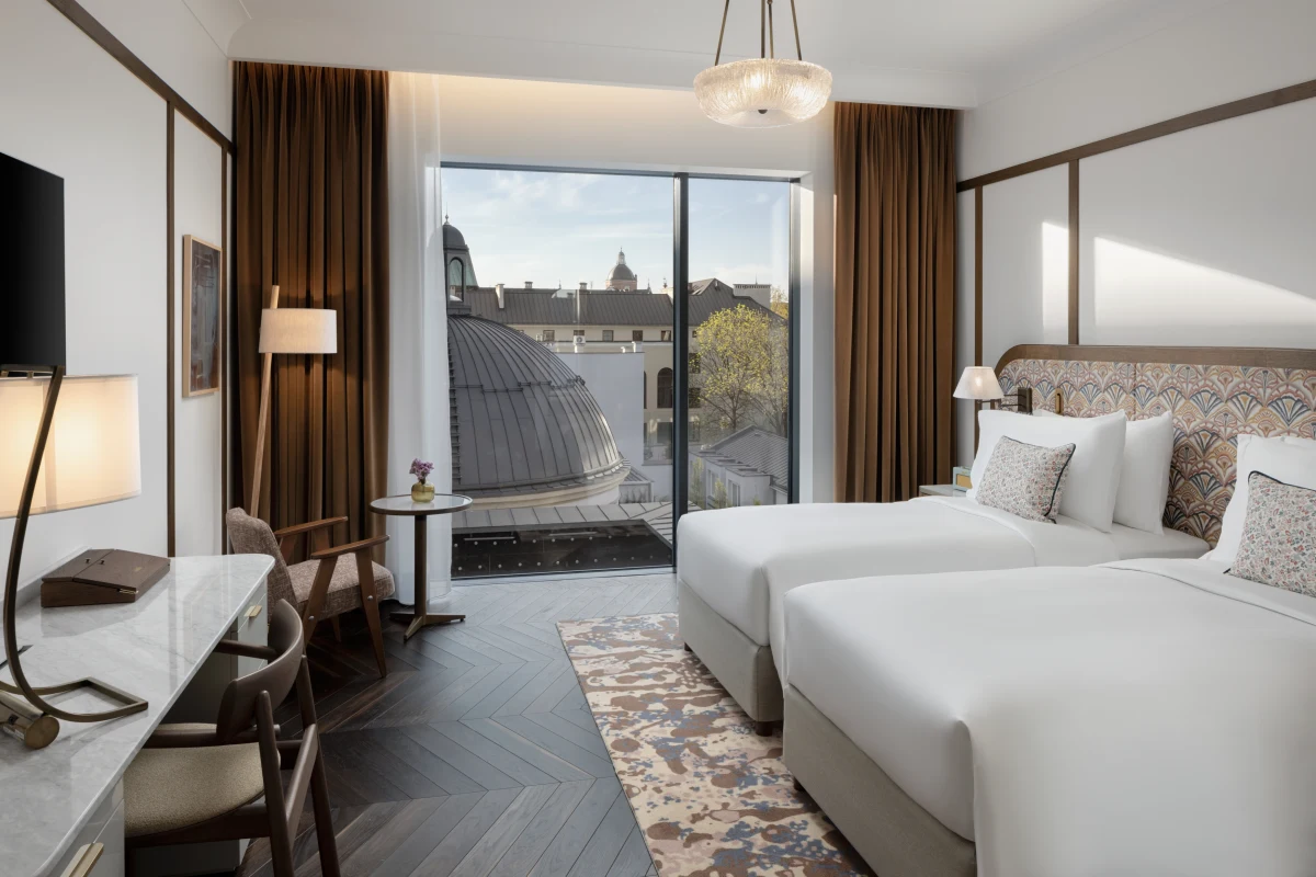 Kraków to miasto, które nieprzerwanie zachwyca – bogactwem historii, klimatem kawiarni, kamienic i brukowanych uliczek, które znają każdy krok królowej Jadwigi i turystów z całego świata. Właśnie tu, między królewskim Wzgórzem Wawelskim a hipsterskim Kazimierzem, powstało miejsce, które łączy ducha dawnych murów z pulsującą energią nowoczesnego luksusu – Stradom House, należący do prestiżowej sieci hoteli Marriott, pod marką Autograph Collection. Ten wyjątkowy adres – Stradomska 12-14 – jeszcze do niedawna krył w sobie zapomniane korytarze, klasztorne ciche cele i wojskowe opowieści. Dziś to starannie odrestaurowany kompleks, który subtelnie pokazuje, jak przeszłość może koegzystować z teraźniejszością – w sposób nienachalny, elegancki i zapraszający do odkrywania tajemnic krakowskiej historii.