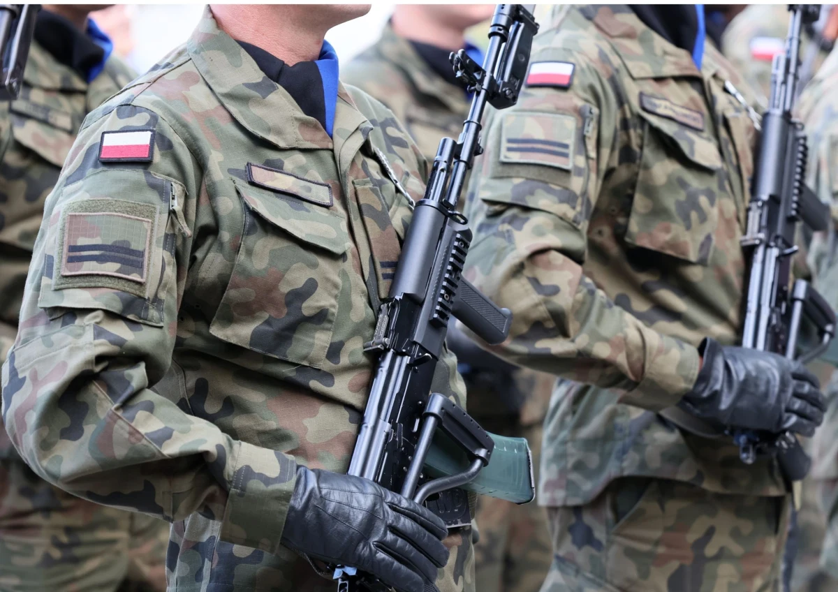 ​Najpierw skradł tożsamość czynnego żołnierza Wojska Polskiego, a następnie na fałszywe dane próbował wyłudzić kredyt. 23-latek wpadł na gorącym uczynku i usłyszał zarzut oszustwa. Grozi za to kara do 8 lat pozbawienia wolności.