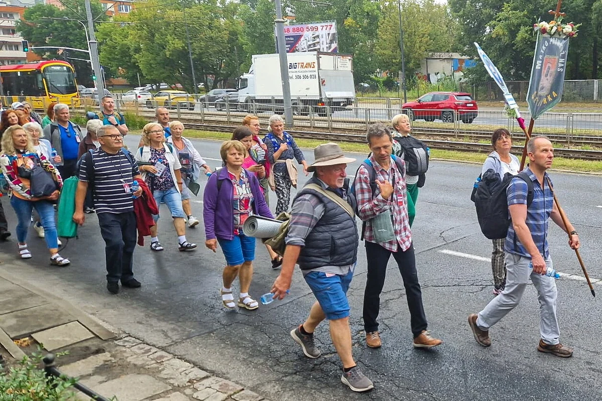 Warszawskie pielgrzymki do Częstochowy wyruszą we wtorek i środę. Stołeczny ratusz ostrzega kierowców, że powinni liczyć się z utrudnieniami. Ruch na ulicach, którymi będą przemieszczać się pielgrzymi, może być czasowo wstrzymany.