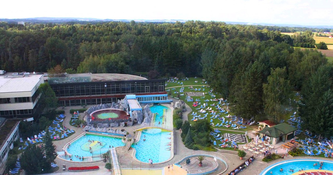 Górskie uzdrowisko z gorącymi źródłami. Zaledwie kilka godzin od Polski