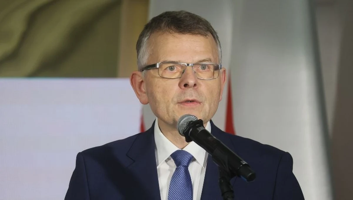 Nie milkną kontrowersje wokół Instytutu Pileckiego. Według ustaleń dziennika "Rzeczpospolita" dyrektor tej organizacji, który jednocześnie jest pełnomocnikiem MSZ do spraw współpracy polsko-niemieckiej prof. Krzysztof Ruchniewicz chciał zorganizować seminarium o zwrocie Niemcom dóbr kultury. Na doniesienia o planach szefa Instytutu Pileckiego stanowczo zareagował poseł Prawa i Sprawiedliwości Radosław Fogiel. "Niewyobrażalny skandal. Ten człowiek natychmiast powinien zostać odwołany" - napisał polityk w mediach społecznościowych. 