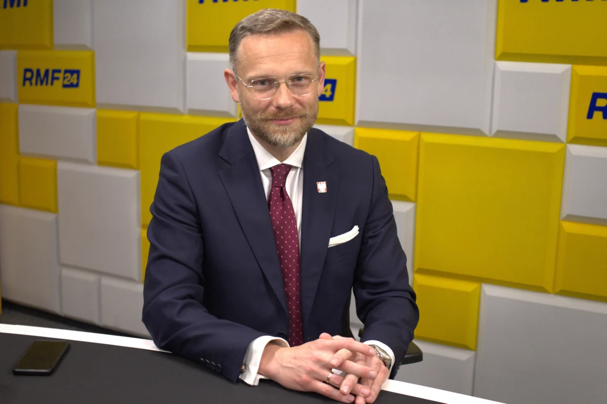 "Dla pana prezydenta Karola Nawrockiego najważniejsze jest realizowanie interesu Polski, tych wszystkich słusznych spraw, które są ważne dla Polaków" - powiedział w Porannej rozmowie w RMF FM Zbigniew Bogucki. Pytany, co dla nowej głowy państwa jest priorytetem - budowanie porozumienia politycznego, czy zmiana układu rządzącego - przyszły szef kancelarii prezydenta Karola Nawrockiego odparł, że "jedno drugiego nie wyklucza".