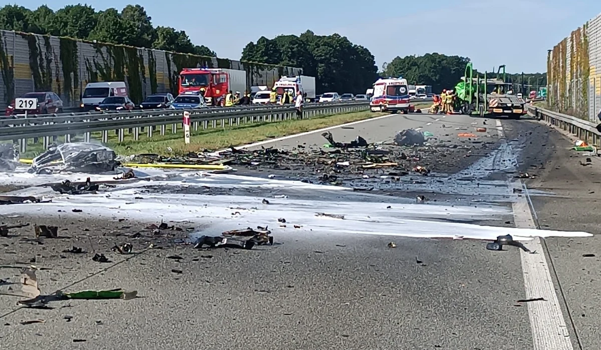 Jedna osoba zginęła w wypadku, do którego doszło we wtorkowy poranek na drodze ekspresowej S8 w województwie łódzkim. Bmw po zderzeniu z ciężarówką stanęło w płomieniach.