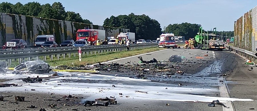Jedna osoba zginęła w wypadku, do którego doszło we wtorkowy poranek na drodze ekspresowej S8 w województwie łódzkim. Bmw po zderzeniu z ciężarówką stanęło w płomieniach.