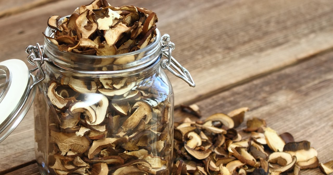 Zawsze wrzucam to do słoika z suszonymi grzybami. Wystarczy odrobina, by nie spleśniały
