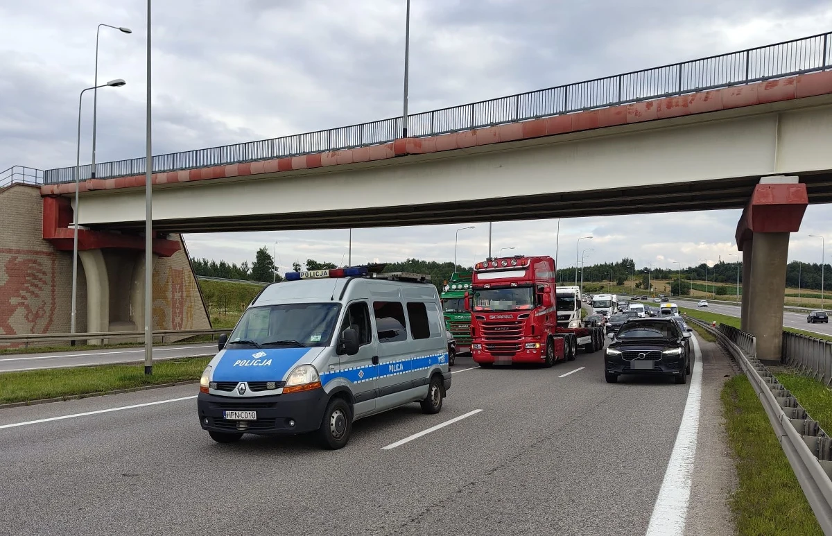 Wczoraj po godzinie 17:00 na obwodnicy Trójmiasta 45-letni kierowca ciężarówki zasnął za kierownicą podczas jazdy w korku. Badanie alkomatem wykazało, że mężczyzna był pod wpływem 2 promili alkoholu.
