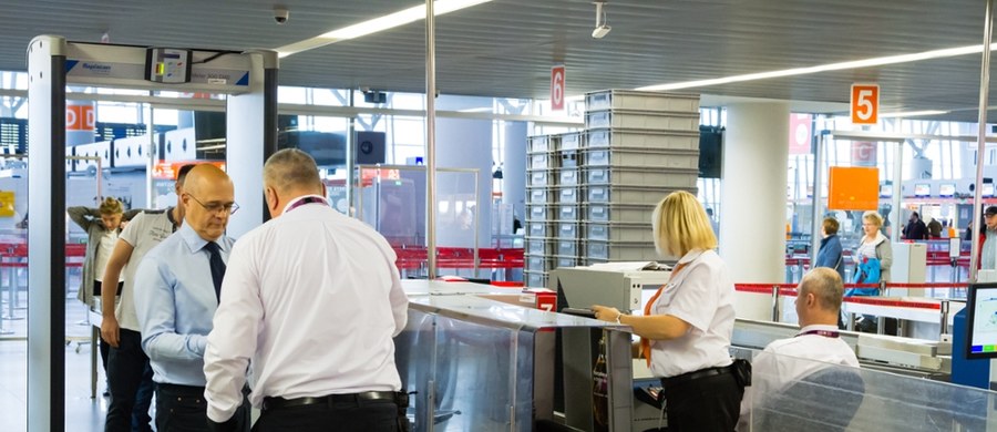 Warszawskie Lotnisko Chopina przygotowuje się do wprowadzenia przełomowych zmian w systemie kontroli bezpieczeństwa. Jak poinformowała rzecznik prasowa portu Anna Dermont, trwa obecnie postępowanie w sprawie zakupu nowoczesnych skanerów, które mają znacząco ułatwić i przyspieszyć odprawę pasażerów.