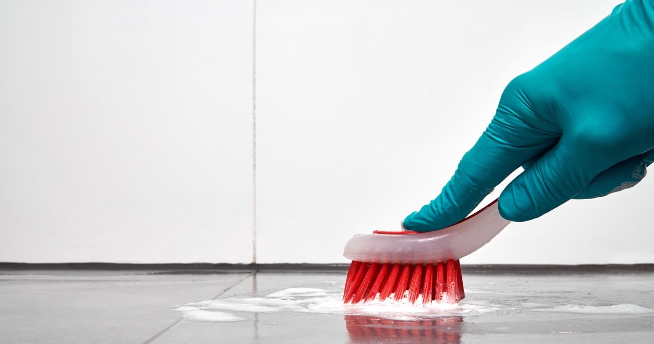 Tym domowym płynem w mig wyczyścisz fugi. Brud i pleśń zejdą w momencie