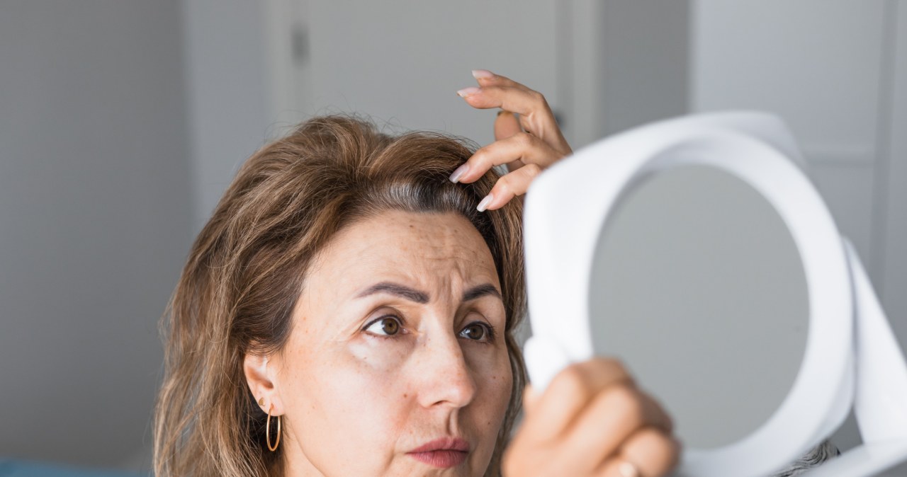 Latem siwizna przyspiesza! Oto co naprawdę dzieje się z twoimi włosami