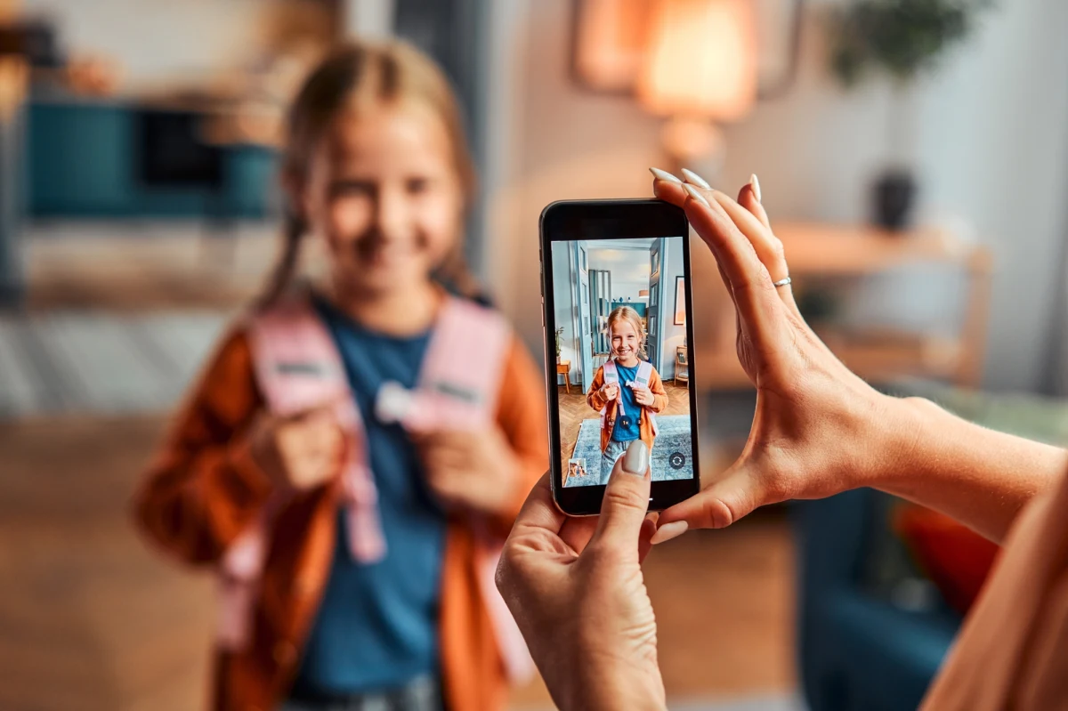 Nawet połowa zdjęć dzieci, które rodzice publikują w internecie, może trafiać na strony zawierające treści pornograficzne - alarmują organizacje pozarządowe. Problem ten narasta w zastraszającym tempie, a rozwój sztucznej inteligencji sprawia, że zagrożenie staje się coraz poważniejsze. Eksperci ostrzegają, że niewinne fotografie udostępniane w mediach społecznościowych mogą być wykorzystywane przez przestępców do tworzenia materiałów o charakterze pedofilskim.