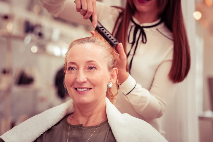 Zapomniany hit wraca na salony. Ta elegancka fryzura podbije 2026 rok