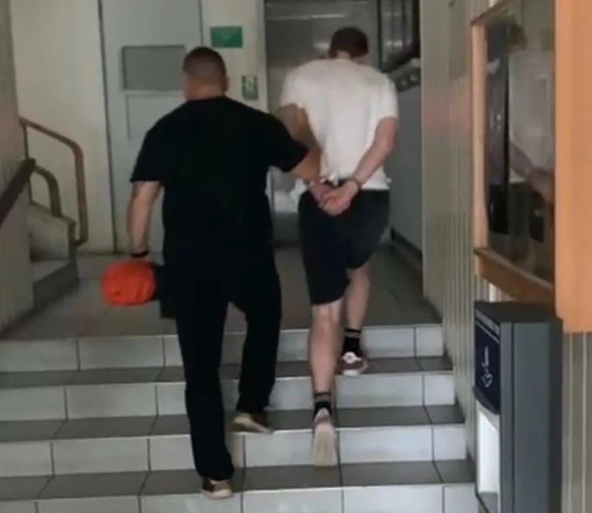 19-letni gdynianin w rękach policji. Mężczyzna groził w internecie, że podłoży bombę na wiecu partyjnym. Poza tym propagował nazizm i nawoływał do przemocy wobec określonych grup społecznych.