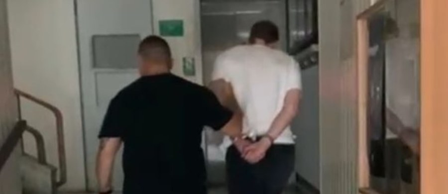 19-letni gdynianin w rękach policji. Mężczyzna groził w internecie, że podłoży bombę na wiecu partyjnym. Poza tym propagował nazizm i nawoływał do przemocy wobec określonych grup społecznych.