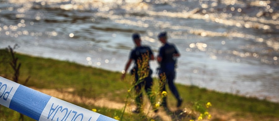 Już pięć osób zatrzymała policja w związku z postrzeleniem 45-latka w Ciechanowie, do którego doszło w poniedziałek. Śledczy wskazali, że to członkowie dwóch zwaśnionych rodzin. Ranny mężczyzna, który trafił do szpitala, gdzie przeszedł operację, został już przesłuchany. Jego życiu nie zagraża niebezpieczeństwo - poinformowała we wtorek prokuratura.
