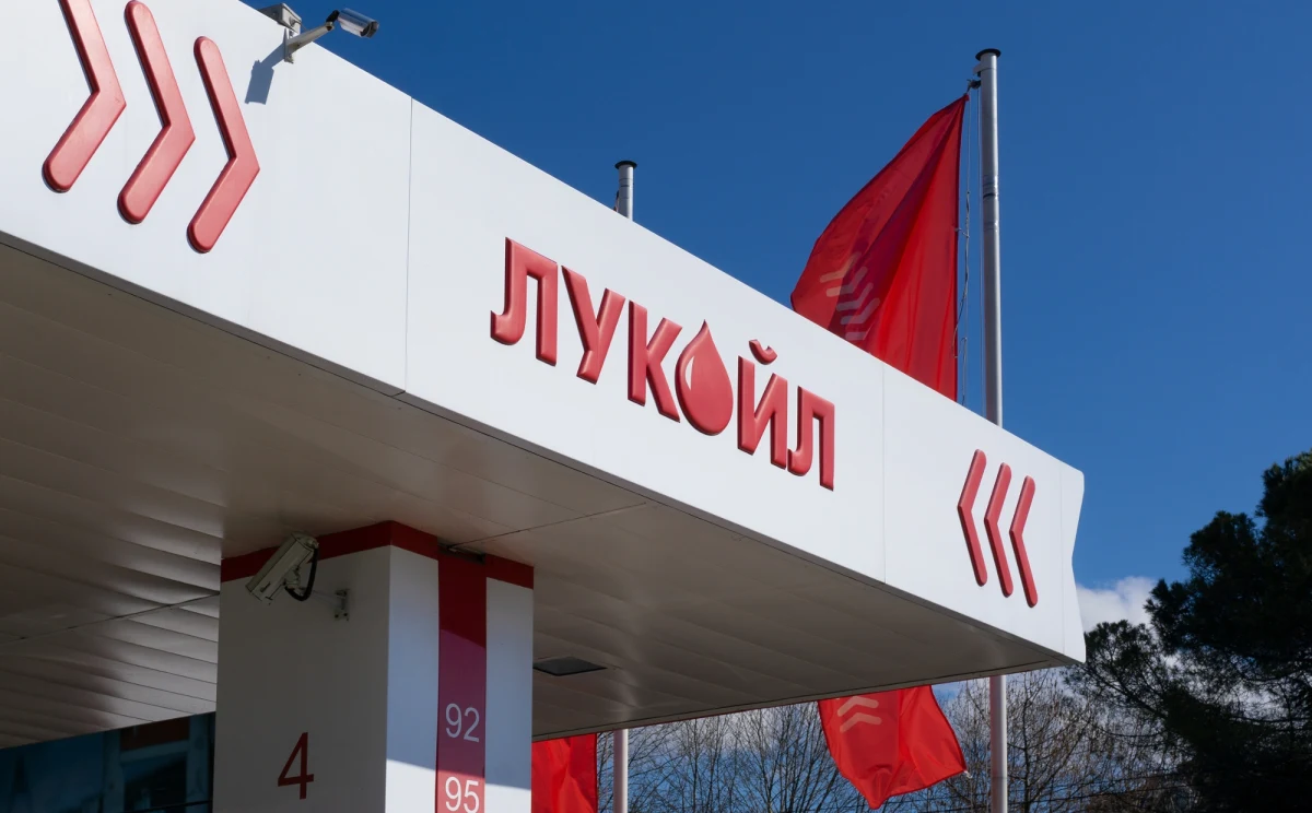 Tak wysokiej ceny benzyny bezołowiowej 95 na rosyjskich giełdach jeszcze nie było. Pragnący zachować anonimowość eksperci wskazują, co stoi za rekordowymi notowaniami tego paliwa.