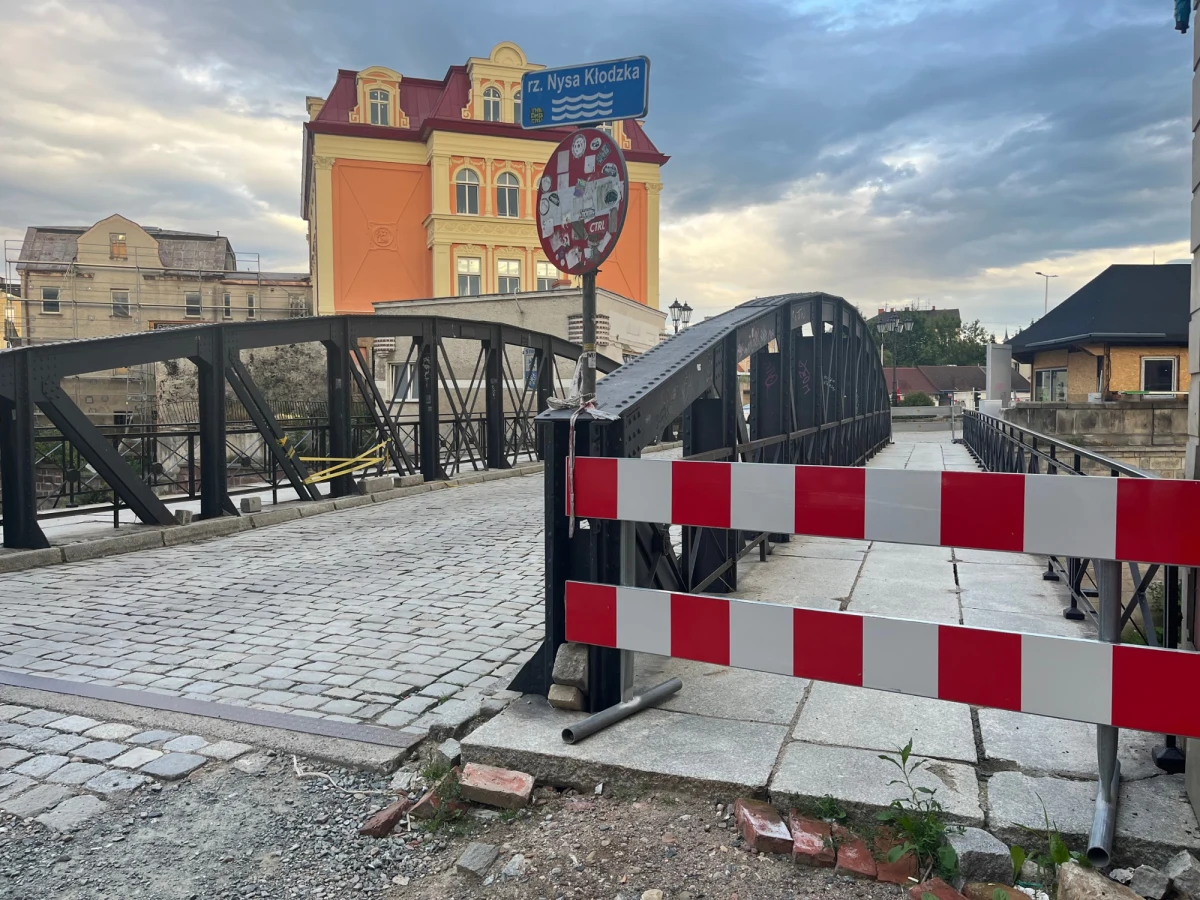 Chociaż od powodzi na Dolnym Śląsku minęło już blisko 11 miesięcy, Most Żelazny w centrum Kłodzka wciąż nie został naprawiony. Chodniki są wyłączone z użytkowania, a piesi muszą chodzić jezdnią.