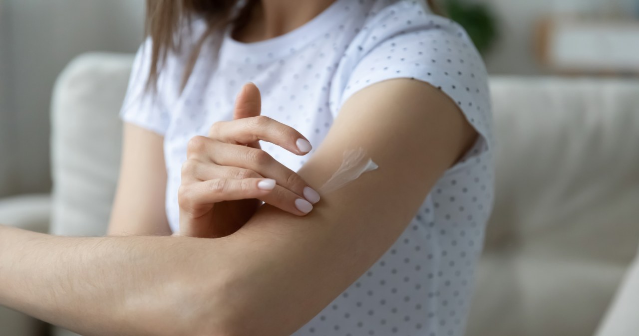 To nie są potówki, choć wygląda podobnie. Sprawdź, co oznaczają drobne krostki na ramionach czy udach